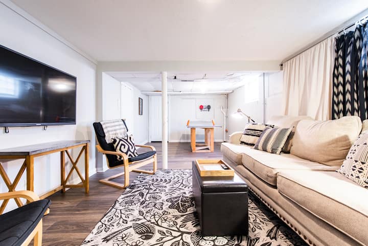 Je, unahitaji mahali pengine pa kupumzika na kustarehe baada ya siku ndefu? Tuna zaidi ya futi za mraba 700 za sehemu ya chini ya kuishi, kutazama runinga au kupumzika. 