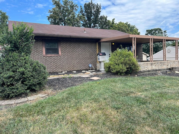 Loveland Family Home 3br, 1bath, Free Parking - Loveland, OH