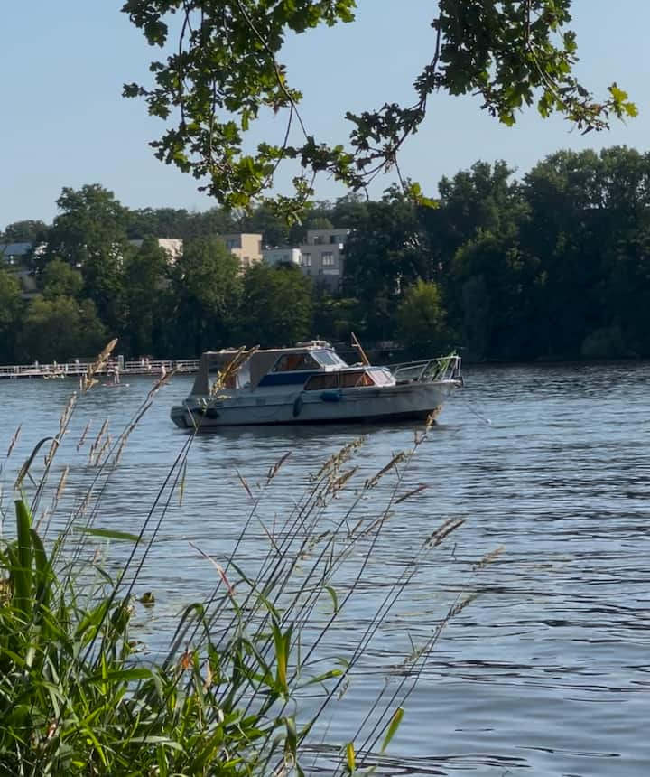 Gemütliches Kajütboot In Der Natur - Berlín