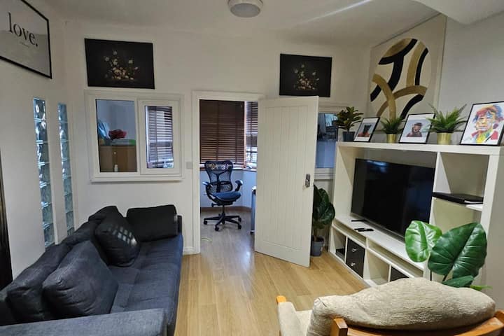 House Sleeps 10 With Hot Tub And Garden - Romford