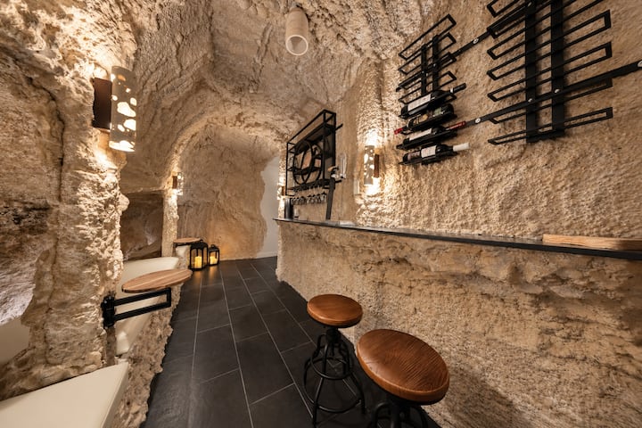 Secret Wine Cave + Karaoke Lounge + Spa + Fire Pit - Fredericksburg, TX
