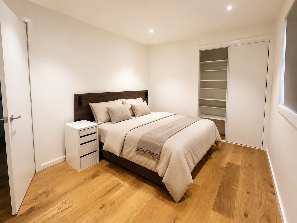 Bright & Comfortable Furnished Room — Carnegie - Houses for Rent in ...