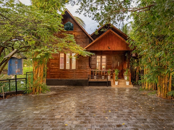 Cottage with backwater view in Kadamakkudy-Cochin with private bathtub in Kochi