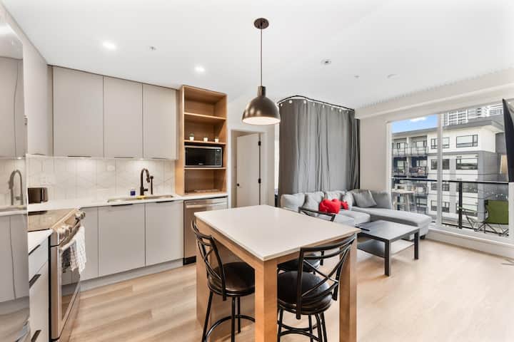 Modern 2 Bed 1 Bath In The Heart Of Surrey Central - New Westminster