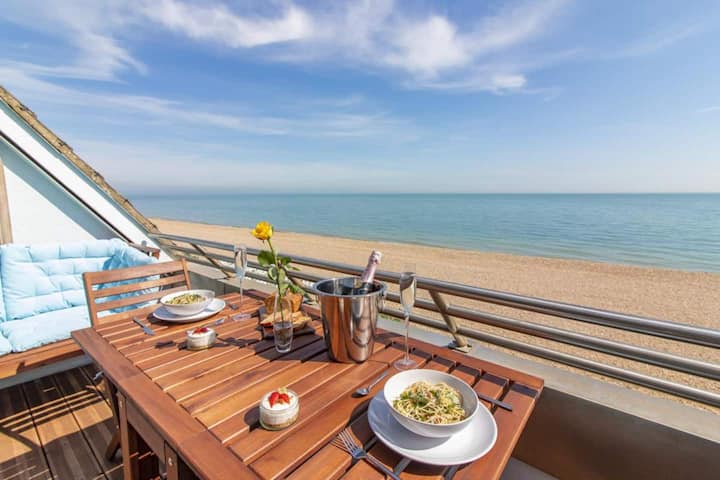 Luxury Beach Property The Lookout, Sleeping 7 - Hythe
