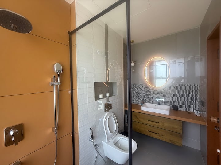 Full bathroom 1 image 1