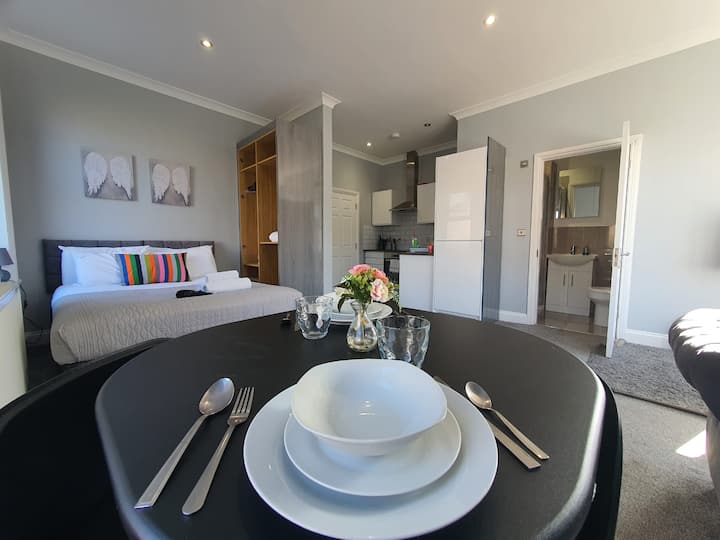 Maidstone Central Studio Retreat With Parking - Maidstone
