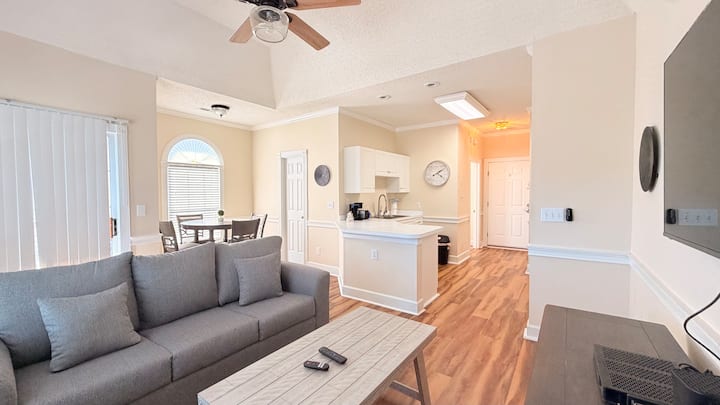 Bright Myrtle Beach Condo | King Bed + Pool - Myrtle Beach, SC