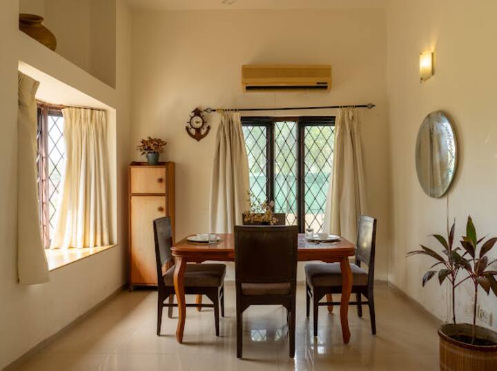 Dining area image 1