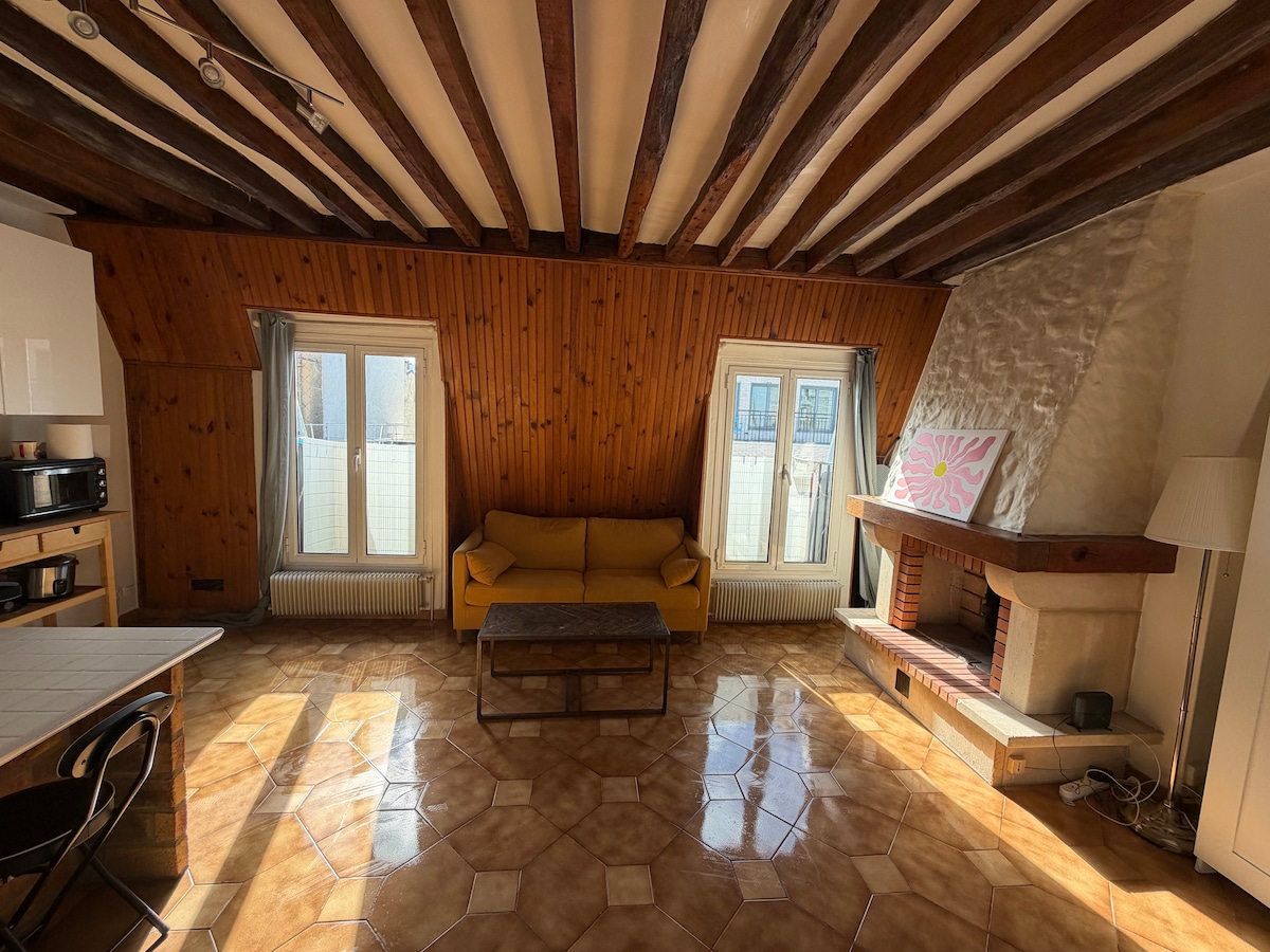 In the heart of Batignolles! Stylized flat with theater with private bathtub in Paris
