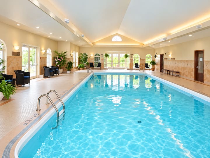 Executive 1br Retreat | Pool, Tennis & Patio - Hamilton