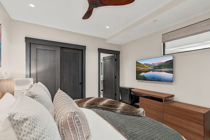 Chambre 4 : très grand lit, télé connectée de 55 po, salle de bain attenante