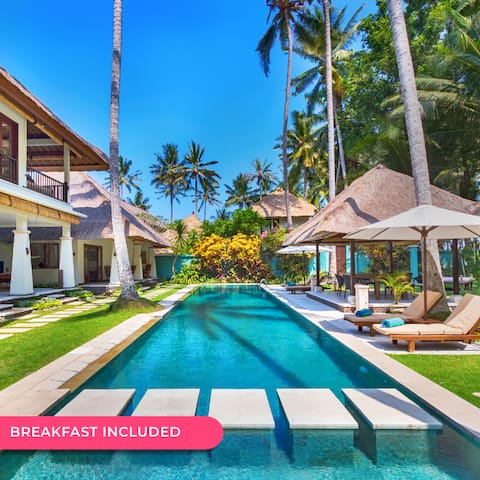 Tropical 4BR Pool Villa in Candidasa • Breakfast