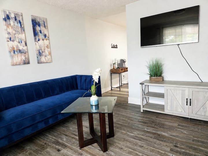 Private Upper Level | 2br, Kitchen & Living Room - Thornton, CO