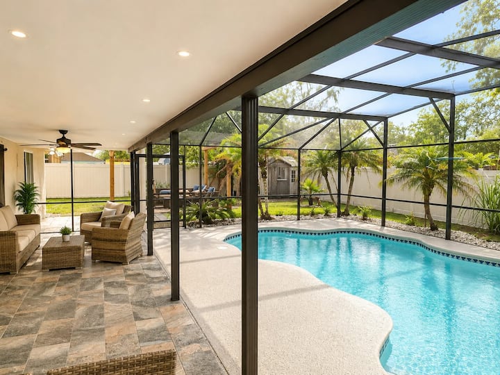 Resort-style Home With 4 Beds And Pool Enclosure - Deltona, FL