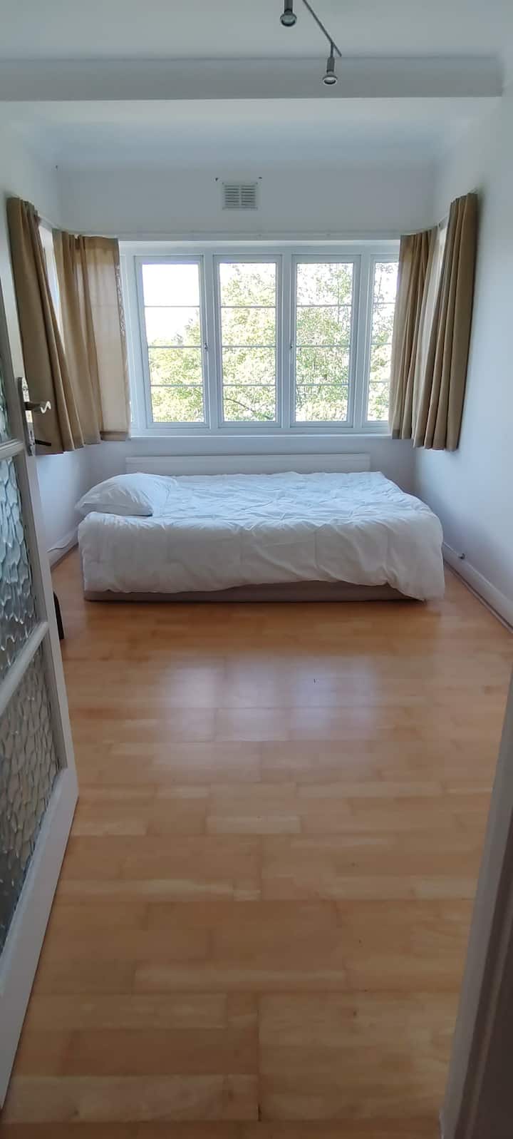 5 Min To Trainstation 30 Min To Zone 1
Cozy Quiet - Hertfordshire