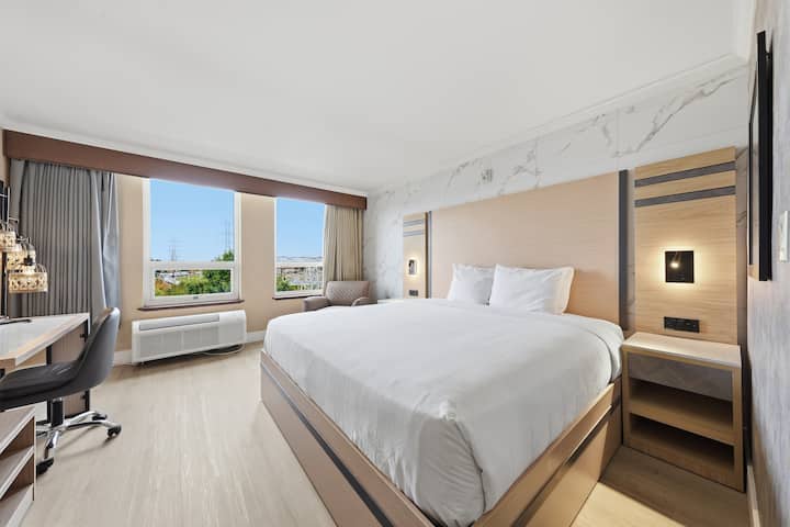 Pleasant New King Suite  Prime Location  Private - Staten Island, NY