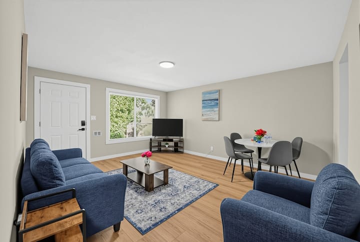 King Bed | Stadium District Gem - Ruston, WA