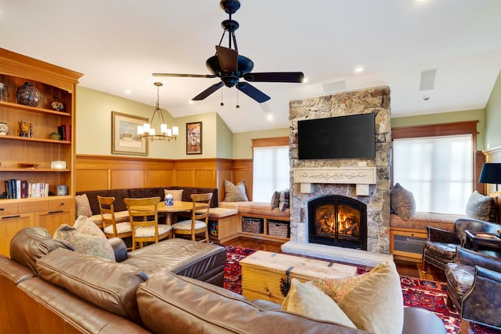 La sala de estar y el comedor abiertos reúnen a todos con cómodos asientos y una cálida chimenea.