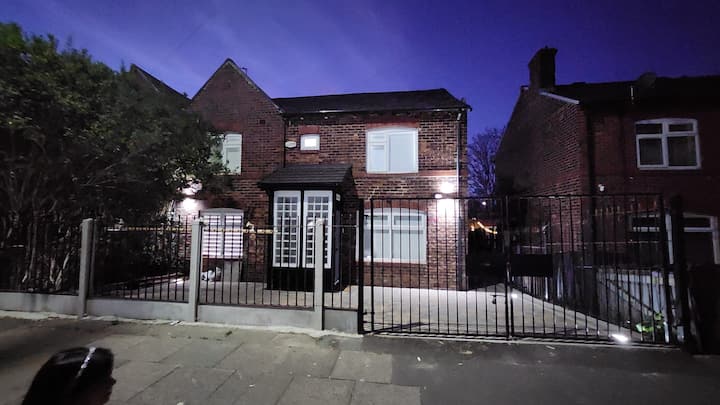 Stunning 6-bedroom Home | Salford | Garden | - Salford