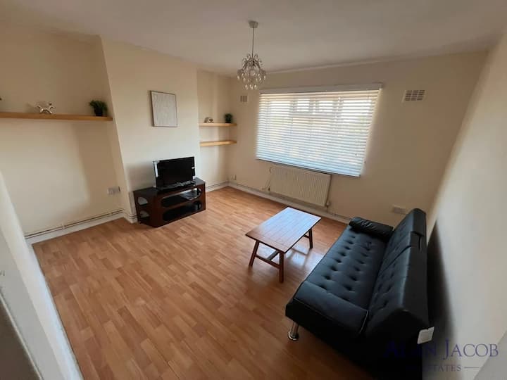 2 Bed Flat In The Suburbs - Close To Transport. - Ilford