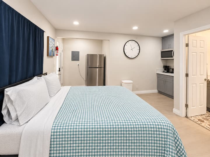 Cozy Studio Retreat | Kitchen & Gated Parking 24-a - Arcadia, CA