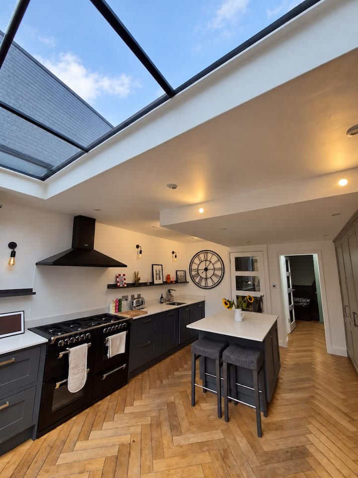 Charming 2 Bed House Right By The River Thames - 서비톤