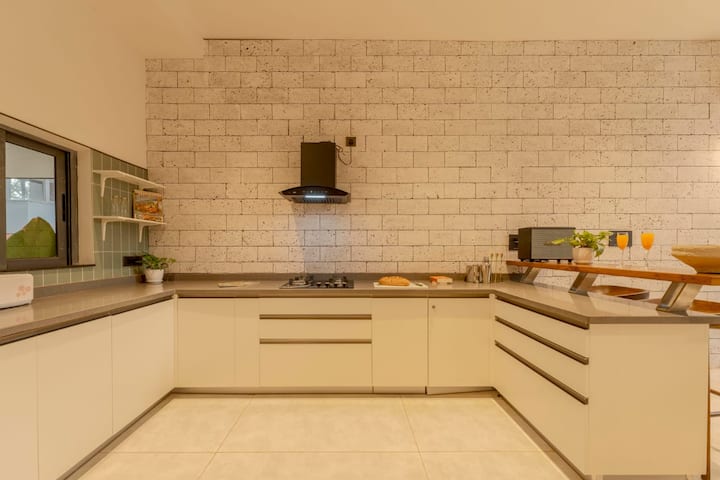 Dining area image 5