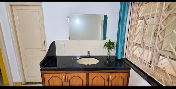 Full bathroom 2 image 1