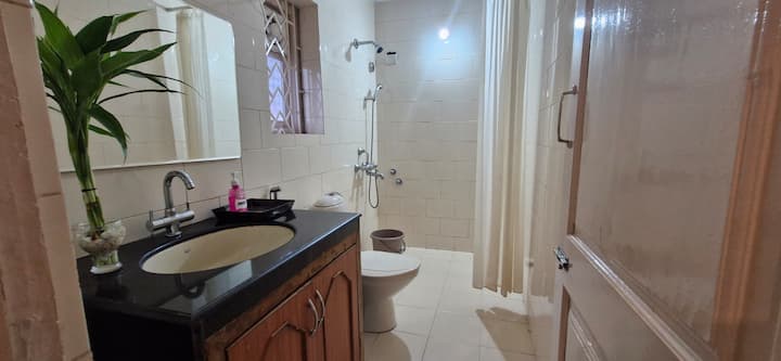 Full bathroom 2 image 2