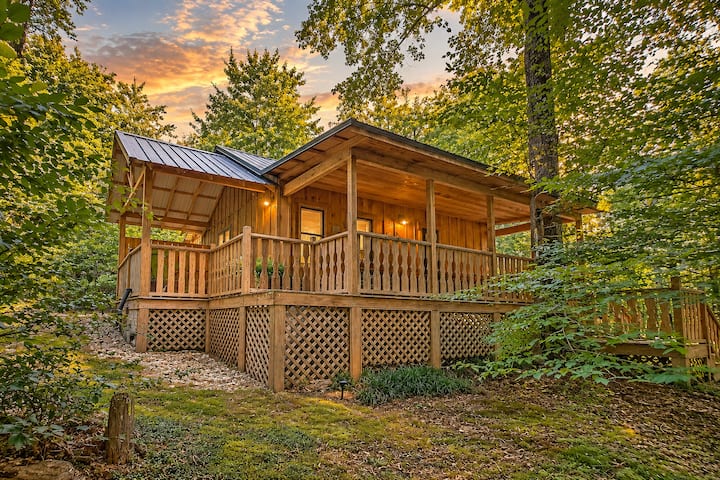 Romantic Wears Valley Cabin | Hot Tub + Fireplace - Townsend, TN