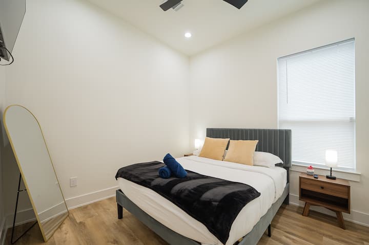 Relájate en este elegante dormitorio con cama queen, ropa de cama cómoda, detalles acogedores y un ambiente relajante.