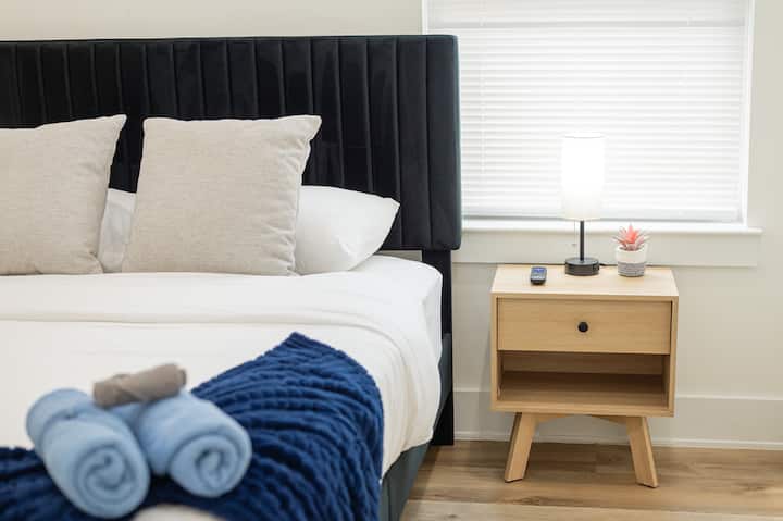 La ropa de cama cómoda, la iluminación junto a la cama y el ambiente relajante hacen de este dormitorio un lugar acogedor para recargar energías.