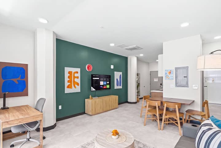 Central Flat: Free Attached Parking | Rooftop |Gym - Kansas City, MO
