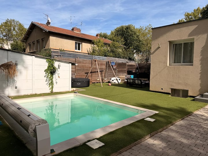 Maison Piscine Et Jacuzzi - 3 Adultes Et 2 Enfants - Lyon