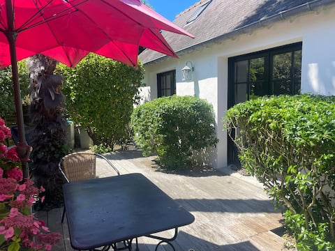 Top performing Airbnb: small house 30m2 with private terrace in Saint Coulomb