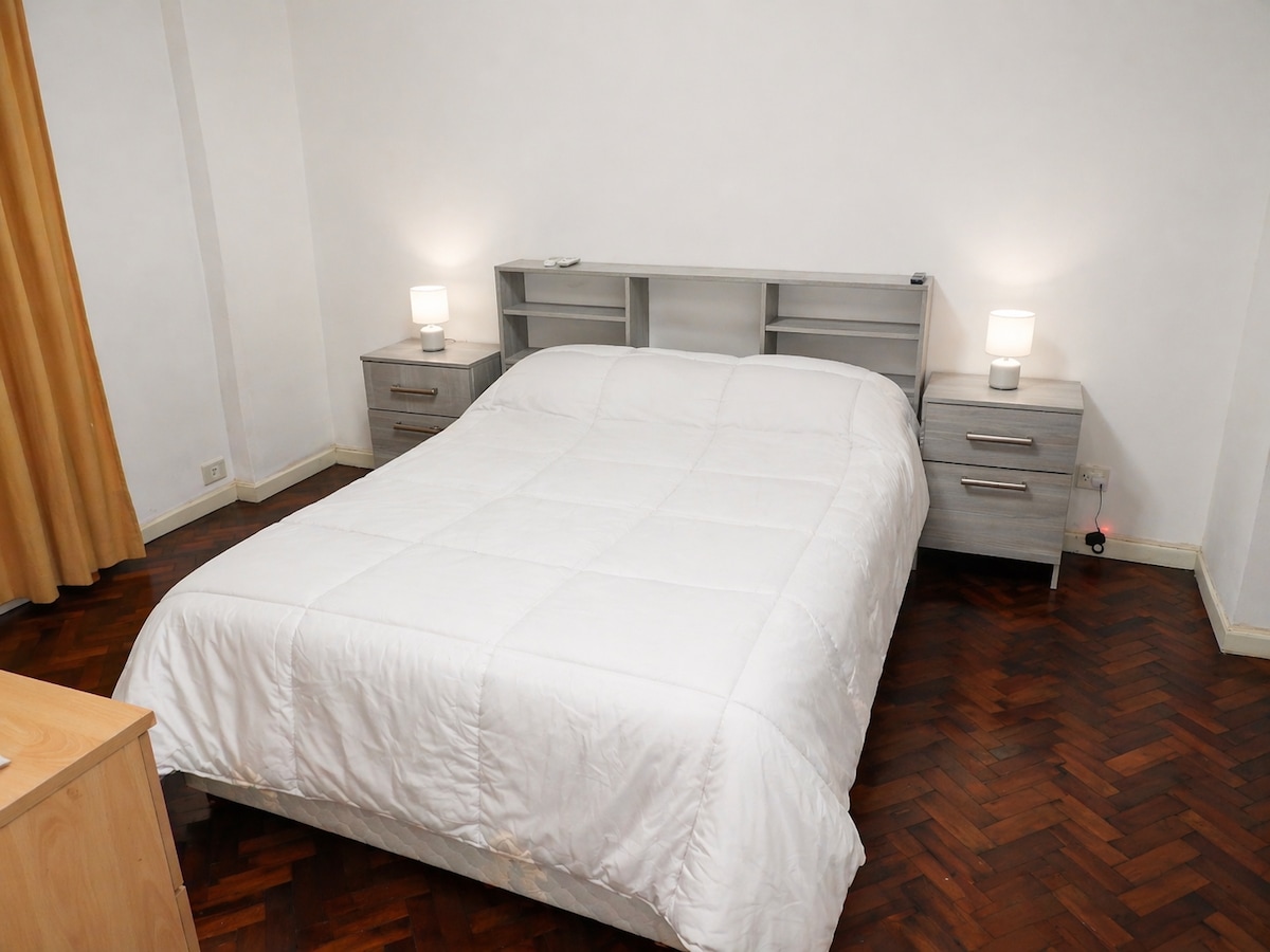Departamento con cama queen y AC