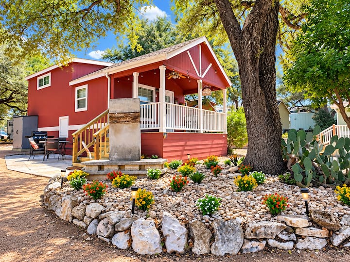Lake Travis Cabin Retreat + Pool, Hot Tub, Gym - Lakeway, TX