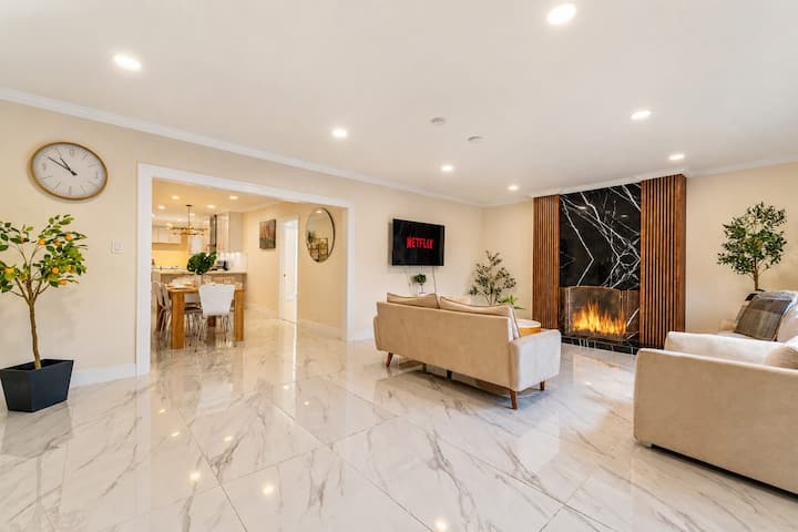 5br Escape With Hot Tub, Tiki Bar & Pool Table Fun - Los Angeles