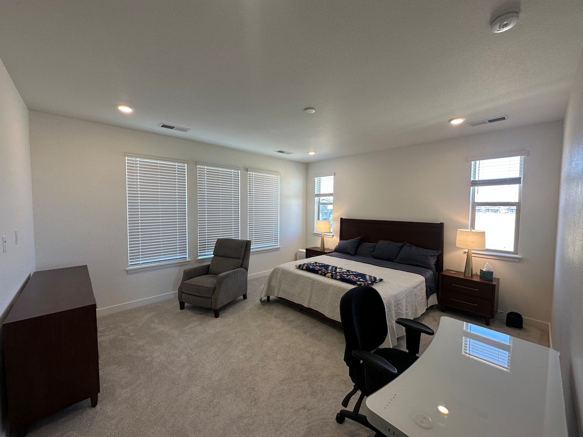 Large Master Bedroom Suite near Golden & Red Rocks - Houses for Rent in ...