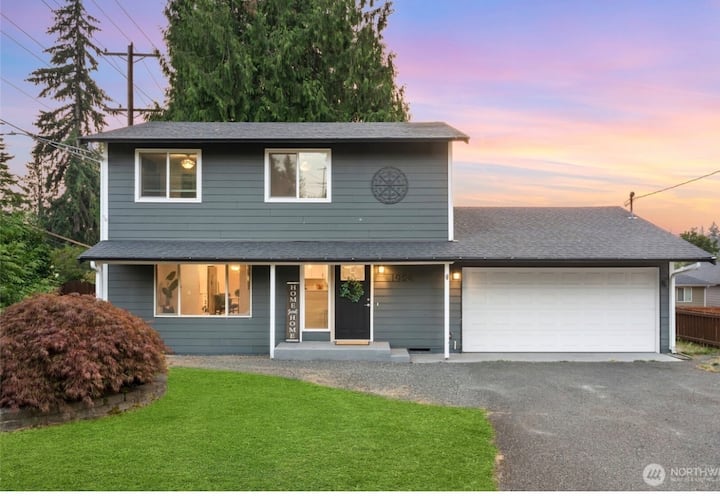 Stylish & Spacious Lake Stevens Retreat - Lake Stevens