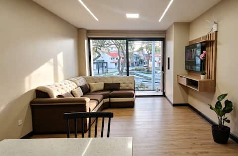 Modern, Bright Apartment Close to Everything, Wi-Fi + Parking 