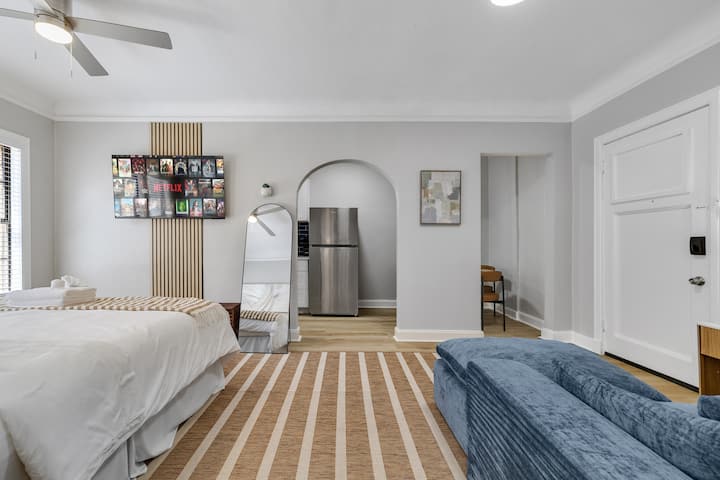 Luxe Dallas Escape + Walking Distance To Downtown! - Dallas, TX