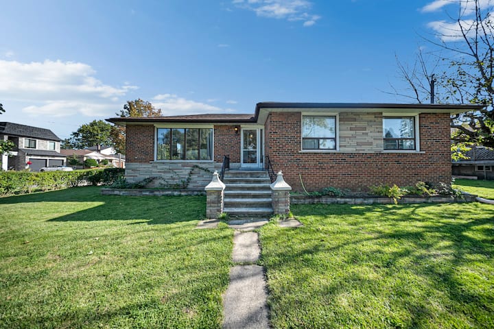 Spacious 5br Home With Backyard & Parking - 多倫多