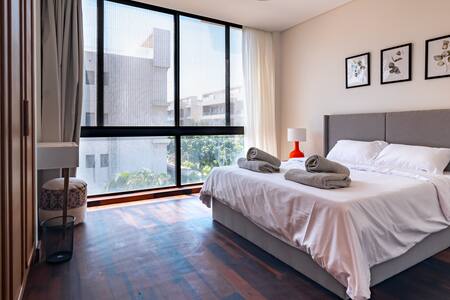 The Vintage Stay, 2BR Lakeview Residence. — 2