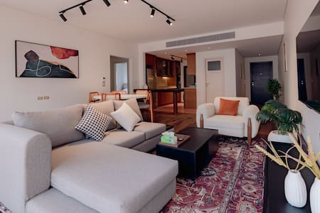 The Vintage Stay, 2BR Lakeview Residence.