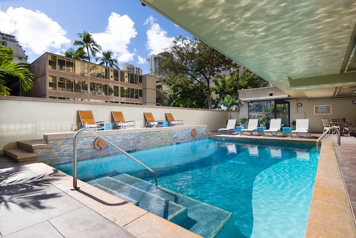 Budget Stay! Pool, Kitchen, Balcony, Beach Nearby! - Honolulu, HI