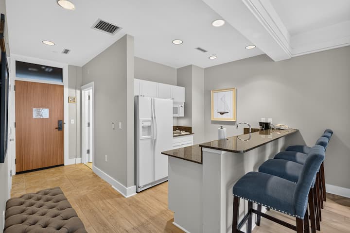 Charming Lodge Suite 362 In Bay Harbor, Mi - Petoskey, MI