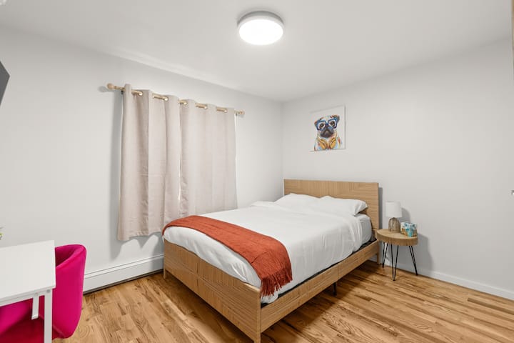 Bushwick Red Rm Private Bath, Wi-Fi, Train, W&D