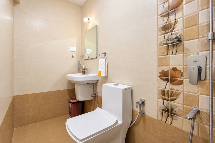Full bathroom 6 image 2